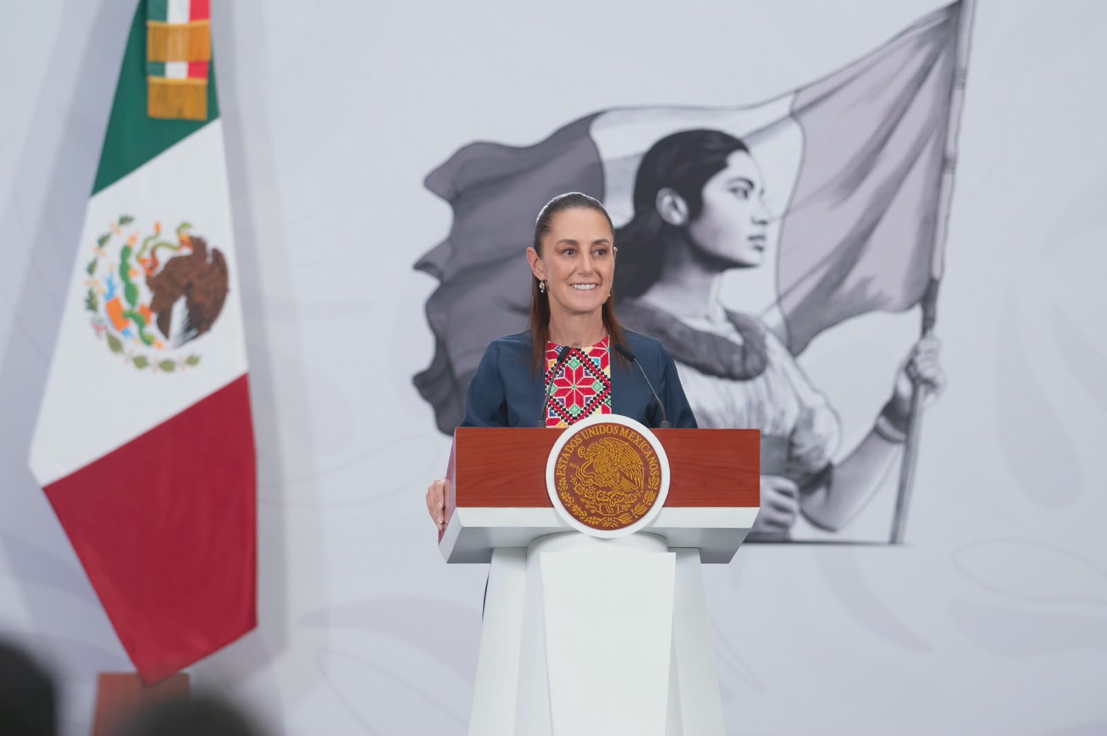La presidenta Claudia Sheinbaum aseguró que su gobierno no permitirá la participación de ciudadanos estadounidenses en acciones de seguridad en territorio nacional. Defendió la soberanía nacional, respondió a críticas de Donald Trump y afirmó que México mantendrá cooperación internacional con respeto mutuo.