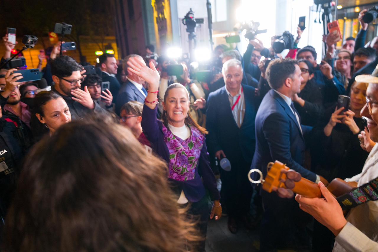 La presidenta de México participará en Barcelona en la IV Cumbre en Defensa de la Democracia y sostendrá reuniones con líderes de América Latina y Europa; también se reunirá con mexicanos residentes en ese país.