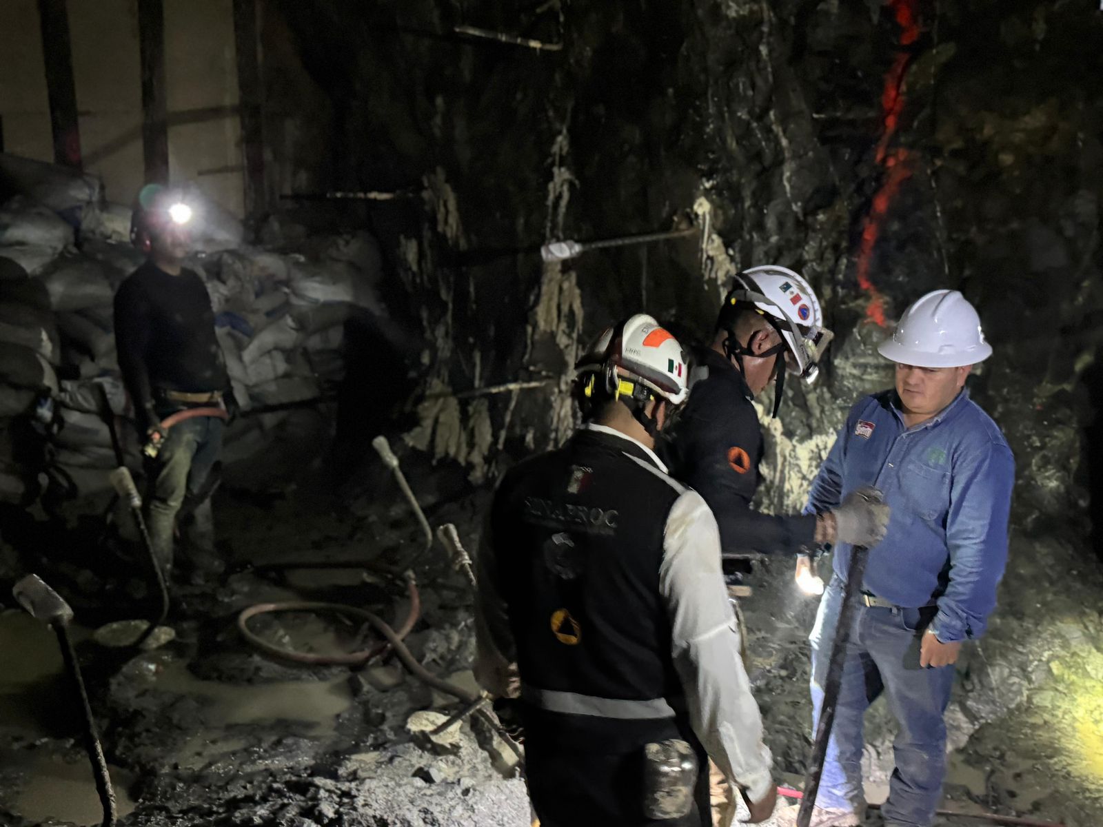 Autoridades informaron el hallazgo de Francisco Zapata Nájera en la mina Santa Fe; suman más de 300 horas continuas de rescate.