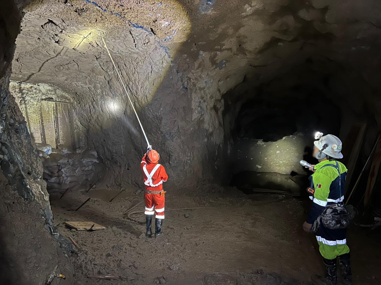 Autoridades reportan avances en el reforzamiento de la mina Santa Fe, en Sinaloa, con el sellado de estructuras, construcción de un muro y habilitación de rutas internas, lo que permite continuar de forma segura las labores de rescate de tres mineros atrapados.