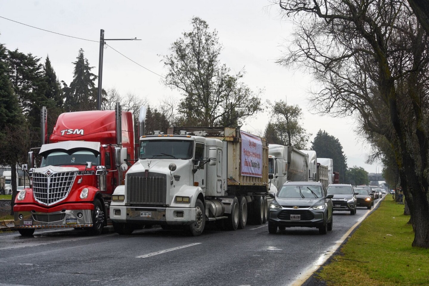 Organizaciones agrícolas y transportistas advierten bloqueos carreteros y afectaciones a aeropuertos rumbo a 2026; acusan falta de acuerdos con el Gobierno federal.