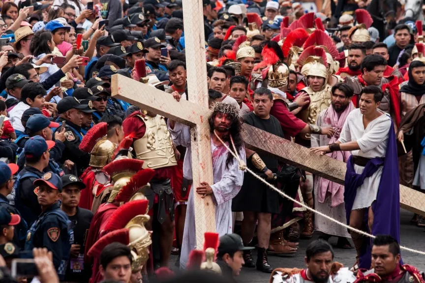 La representación número 183 del Viacrucis en Iztapalapa reúne a millones de fieles en una tradición con más de 180 años, mientras el Vaticano encabeza las ceremonias litúrgicas centrales del Viernes Santo.