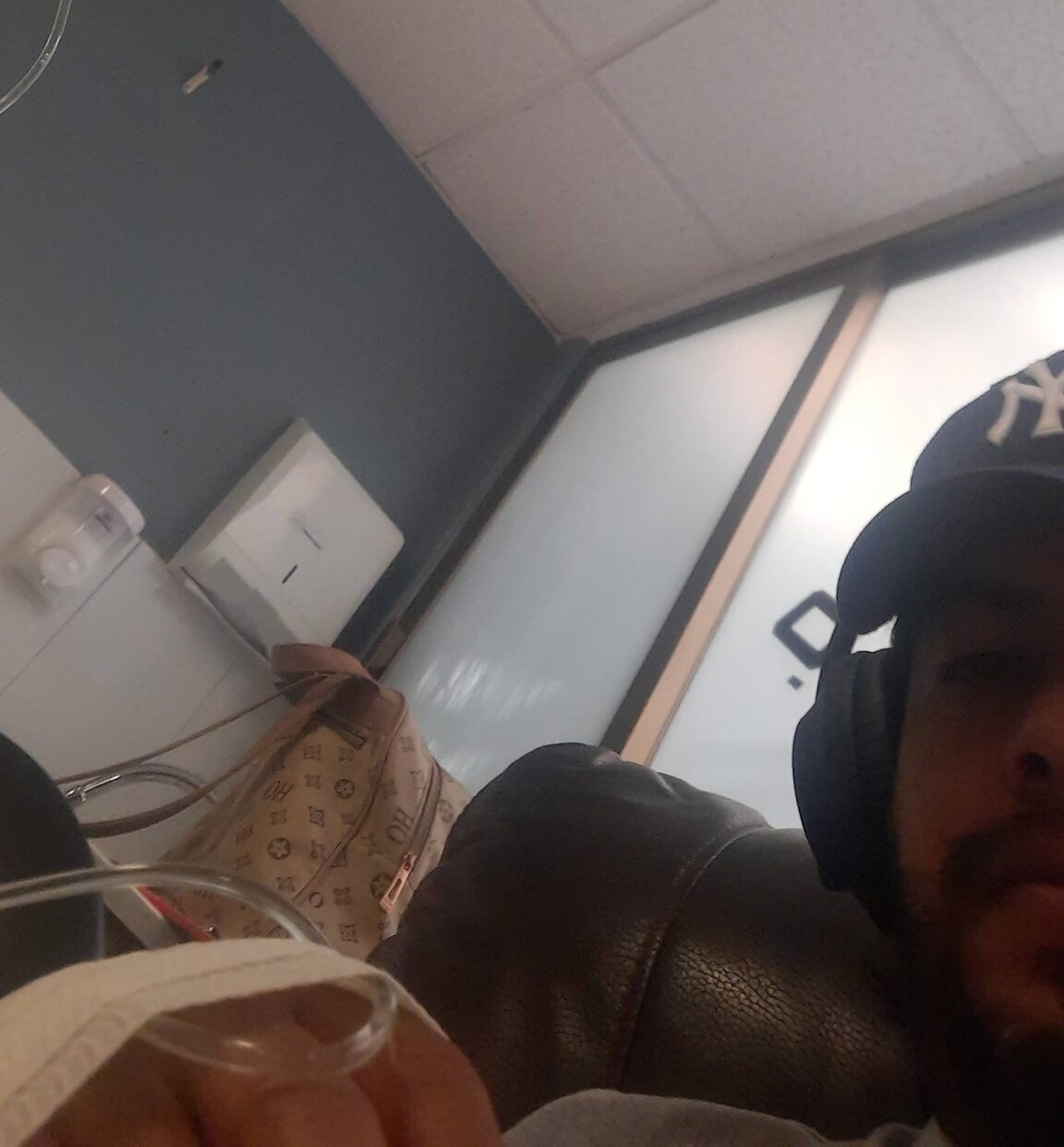 Julio Gaxiola narra su experiencia en el establecimiento de la colonia Jesús García, donde recibió tres sueros vitaminados. Describe presuntas irregularidades, presión familiar y un episodio que lo llevó a no regresar, en medio de investigaciones por fallecimientos vinculados al lugar.