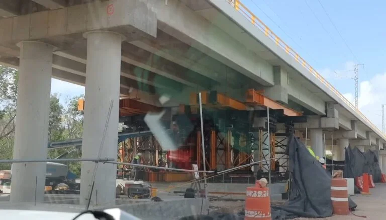 Especialista documenta refuerzos en pilotes en zona kárstica; organizaciones y expertos advierten riesgos y falta de transparencia.