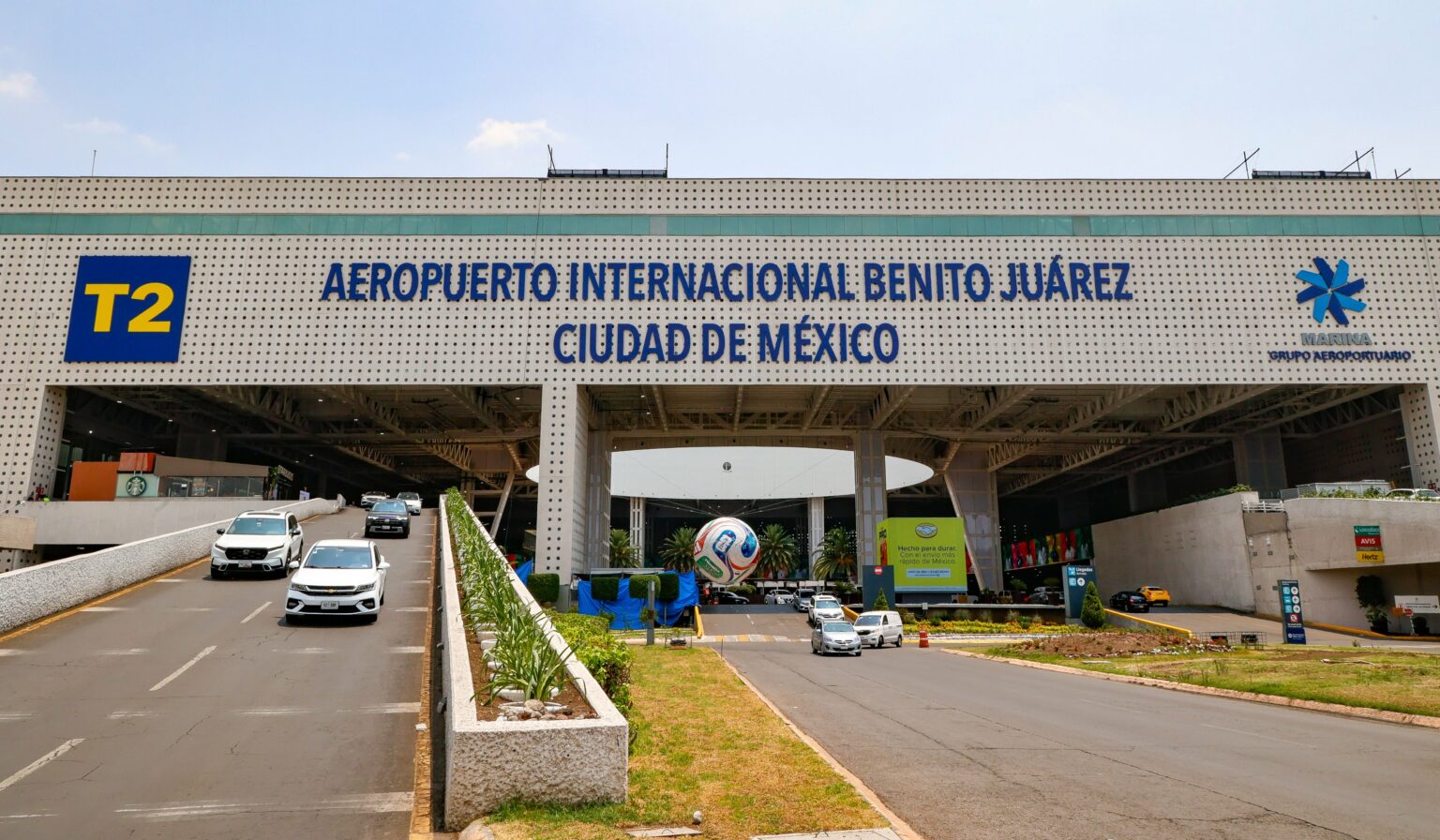 El Aeropuerto Internacional de la Ciudad de México puso en operación un nuevo estacionamiento en la Terminal 2, con lo que incrementó su capacidad total a tres mil espacios para atender la demanda prevista durante el Mundial de Futbol.
