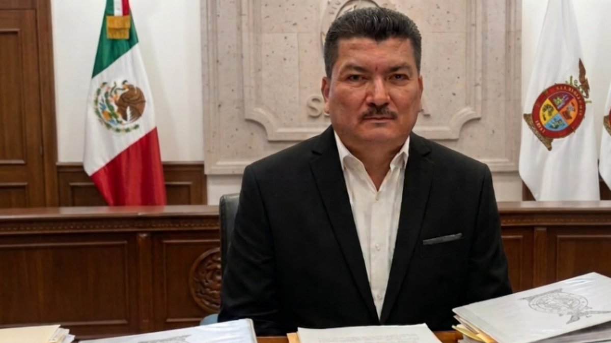 El exjefe de la Policía de Investigación de Sinaloa, señalado por presuntos vínculos con la facción de “Los Chapitos”, se presentó voluntariamente ante autoridades estadounidenses, pese a que días antes había rechazado públicamente esa posibilidad.