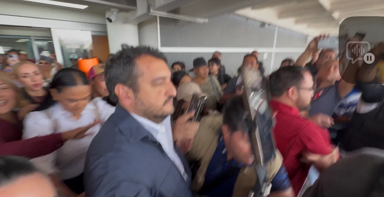 El dirigente morenista fue encarado por manifestantes en el aeropuerto de Chihuahua al grito de “¡Fuera Morena!”. En el intento por retirarse del lugar, el vehículo en el que viajaba arrancó sin Ariadna Montiel, quien tuvo que subir segundos después.