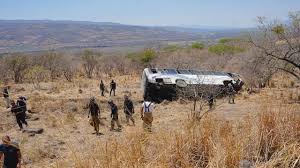 La unidad salió del camino en una carretera de Amatlán de Cañas; autoridades investigan causas del accidente.