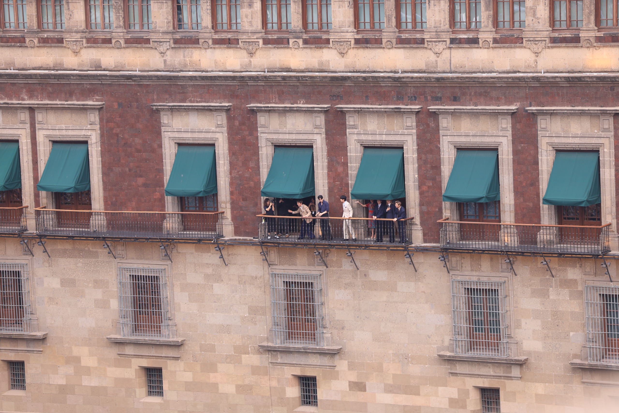 Más de 50 mil seguidores se congregaron en la Plaza de la Constitución para recibir a Jin, Suga, J-Hope, RM, Jimin, V y Jungkook