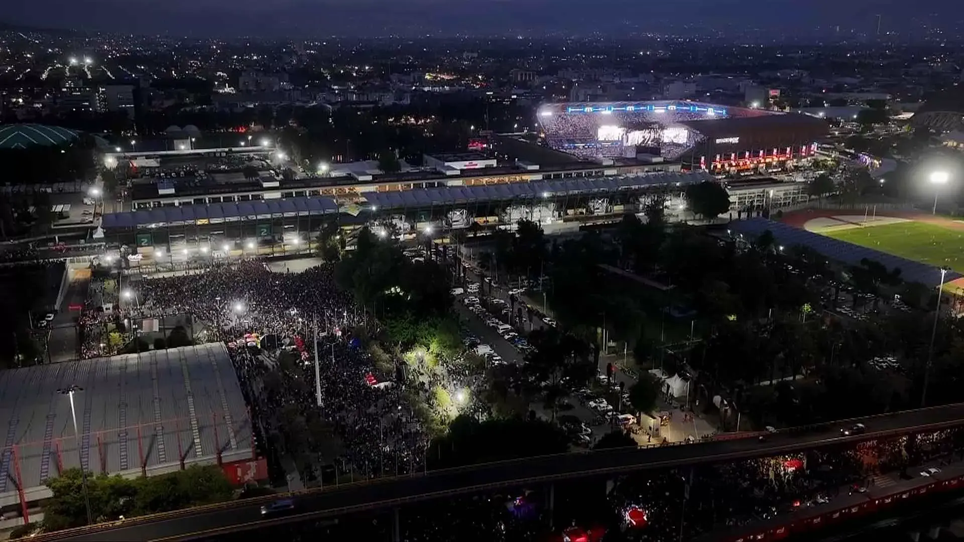 La banda surcoreana desató la euforia del ARMY mexicano en su primer concierto de la gira “Arirang” en el Estadio GNP Seguros de la Ciudad de México, donde reunió a más de 60 mil asistentes.