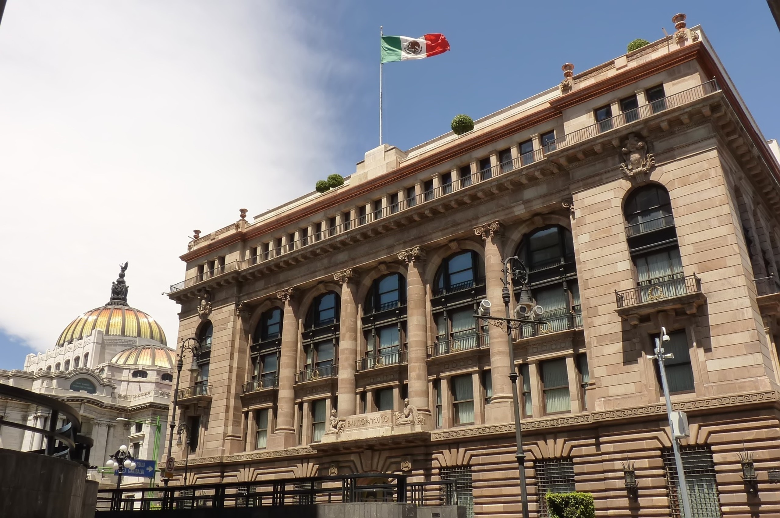 El Banco de México redujo en 25 puntos base la tasa de referencia y la ubicó en 6.50%, su menor nivel desde 2022. Analistas anticipan que el banco central pausará nuevos recortes ante riesgos inflacionarios y debilidad económica.
