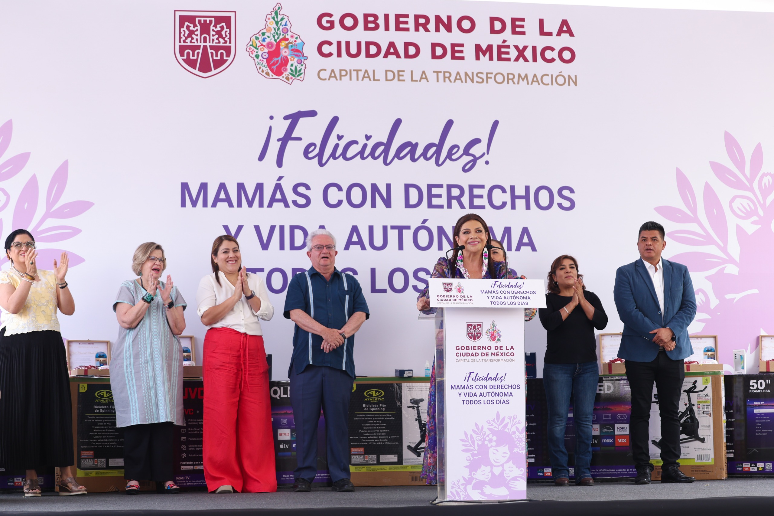 La jefa de Gobierno anunció la construcción de 200 Casas de las Tres R y 300 centros de cuidado infantil; afirmó que “las madres han sostenido al mundo”