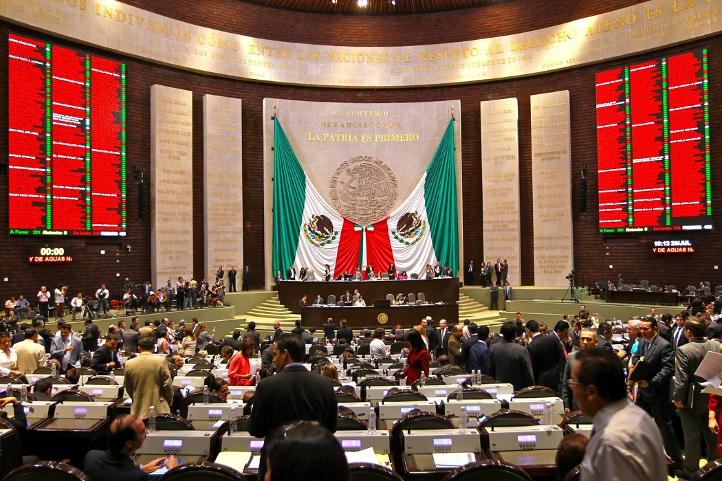 La mayoría de Morena y aliados aprobó la reforma impulsada por la presidenta Claudia Sheinbaum para posponer la segunda elección judicial; oposición acusa reconocimiento implícito de fallas en la reforma original.