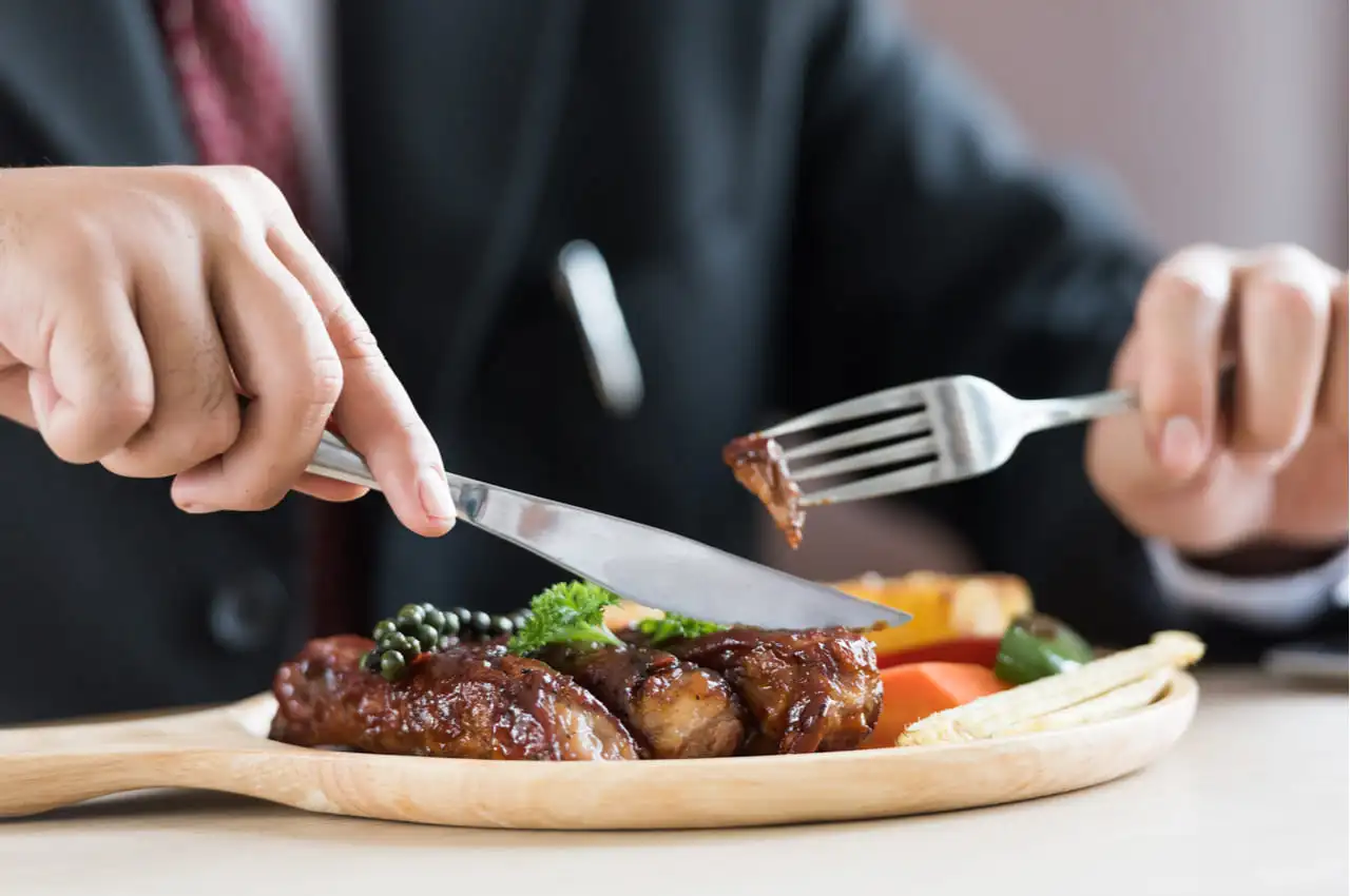 El pollo se mantiene como la proteína más consumida en el país, mientras el cerdo registra el mayor crecimiento, pese al aumento sostenido de precios.
