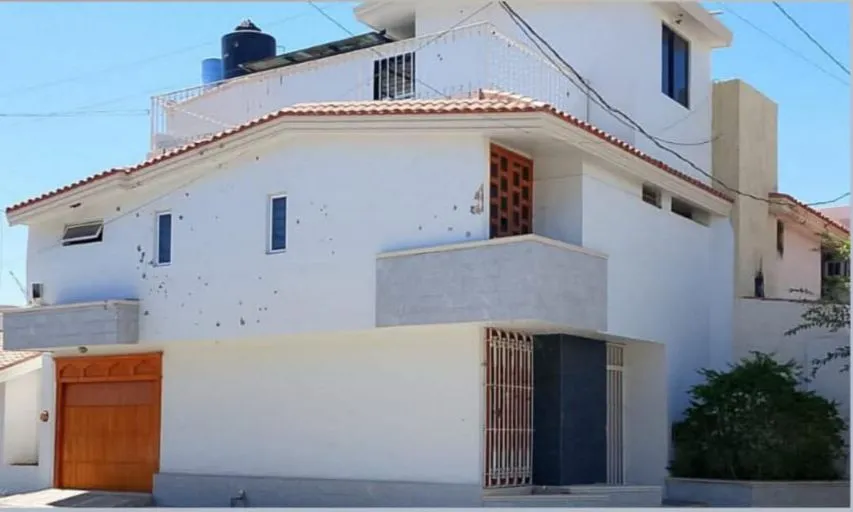 La vivienda ubicada en Las Quintas recibió decenas de disparos; autoridades de Sinaloa aseguran que el inmueble estaba deshabitado.