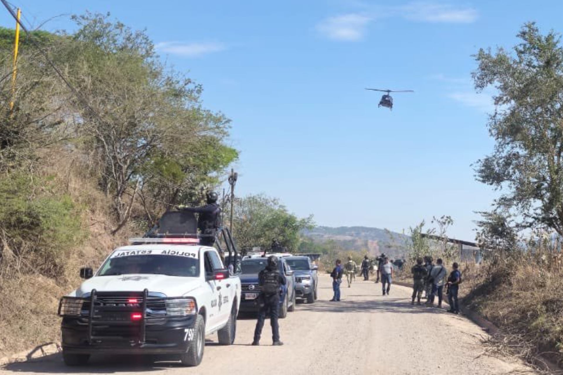 Autoridades federales y estatales desplegaron más de mil elementos de seguridad en la región de Chilapa, Guerrero, luego de varios días de enfrentamientos, bloqueos carreteros y desplazamiento de familias. Se reportan seis lesionados y 120 personas desplazadas.