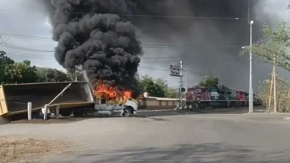 Sujetos armados incendiaron vehículos y bloquearon carreteras en Tecomán luego de un operativo de fuerzas estatales y federales; reportan un muerto y policías heridos.