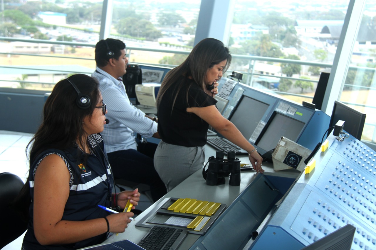 El Sindicato Nacional de Controladores de Tránsito Aéreo exige revisión salarial, contratación de personal y mejores condiciones laborales; advierte riesgos para la operación aérea durante la Copa del Mundo.