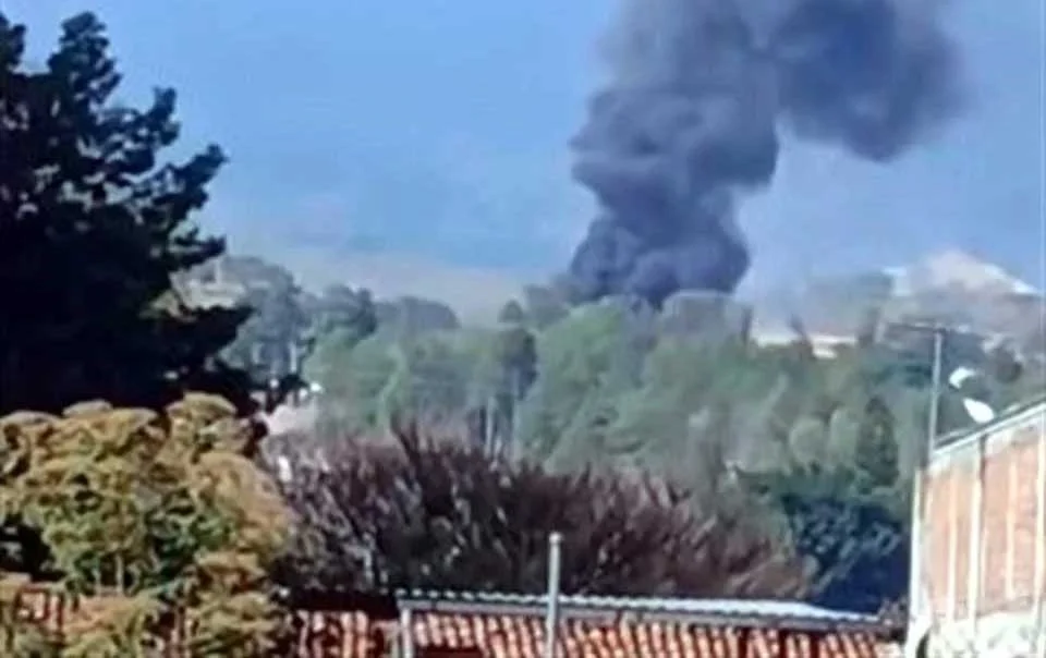 Grupos armados incendiaron vehículos y cerraron carreteras en la región limítrofe entre Michoacán y Jalisco; fuerzas federales desplegaron operativos.