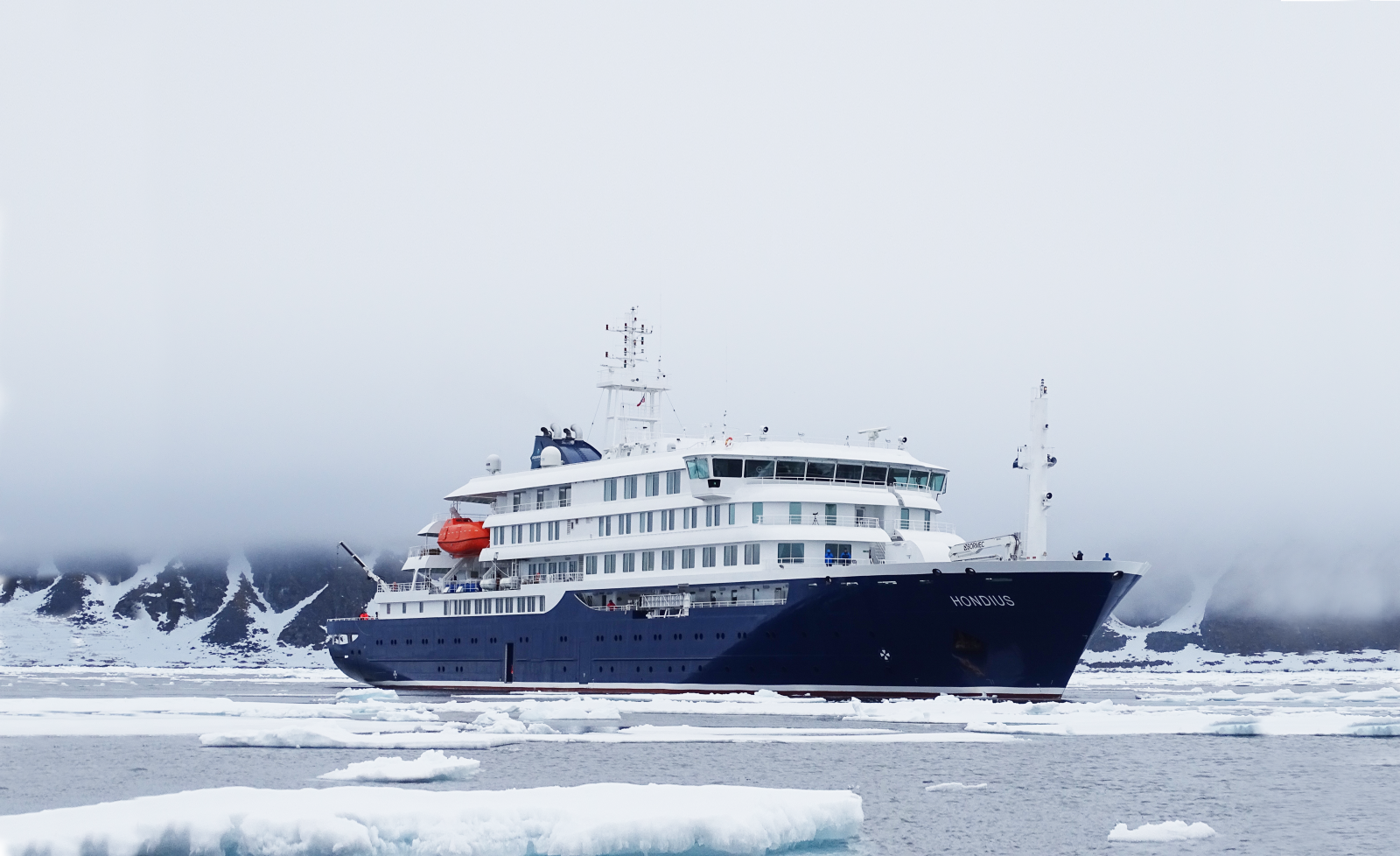 Los viajeros abandonaron el barco en una escala en Santa Elena sin controles sanitarios. La OMS mantiene un operativo internacional para rastrear contactos mientras el crucero MV Hondius navega rumbo a Canarias.