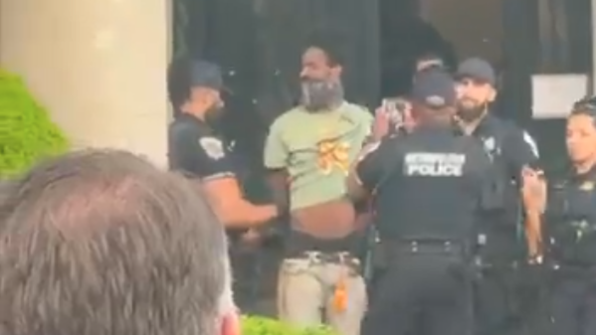 El sospechoso, de nacionalidad estadounidense, ingresó al recinto mientras huía de la policía; no hubo personas lesionadas, informó el embajador Esteban Moctezuma.