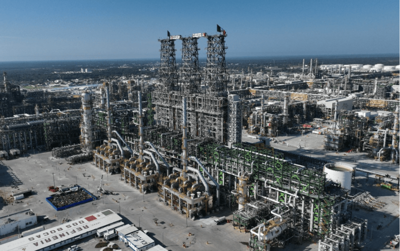 Familias de Paraíso, Tabasco, denunciaron riesgos para estudiantes por la cercanía de dos planteles con la refinería Olmeca y demandaron la intervención federal.