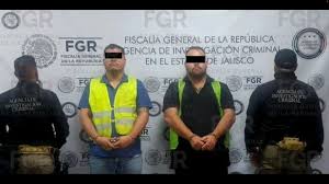 La FGR informó que durante cateos en cinco inmuebles fueron detenidas dos personas vinculadas con el Cártel Jalisco Nueva Generación; aseguraron armas, droga y una presunta fábrica de alcohol adulterado.