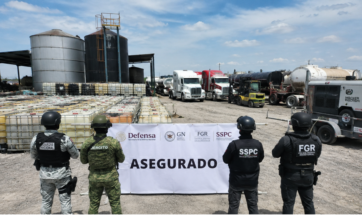 Un operativo encabezado por la FGR y fuerzas federales permitió desmantelar un presunto centro de almacenamiento de combustible ilegal en Cadereyta. En el lugar fueron asegurados hidrocarburos, autotanques, tractocamiones y cientos de contenedores.