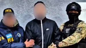 El contralmirante mexicano fue movilizado bajo un fuerte dispositivo de seguridad y quedó recluido en una prisión federal de Buenos Aires tras su captura por el caso de huachicol fiscal.