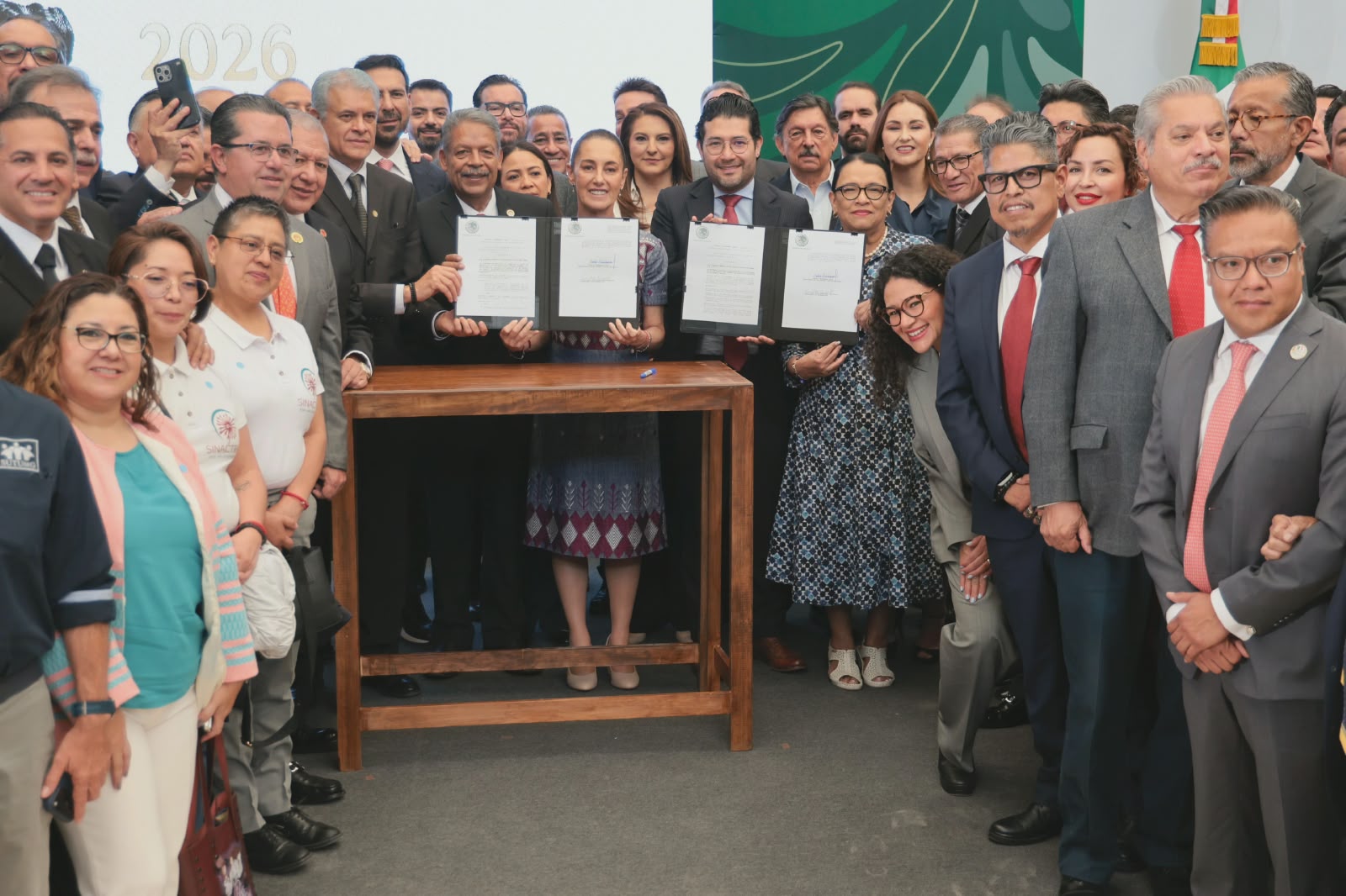 Dirigentes de la CTM, CAT, Sindicato Minero y SNTE respaldan al gobierno federal, destacan avances laborales y plantean pendientes como pensiones y cambios fiscales.
