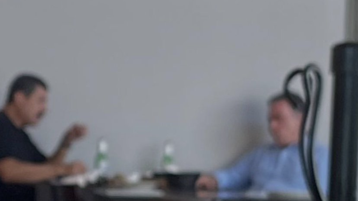 El senador morenista fue captado en el Country Club de Culiacán luego de semanas de ausencia pública; Corral defendió el encuentro y negó que exista “un hecho indebido”.