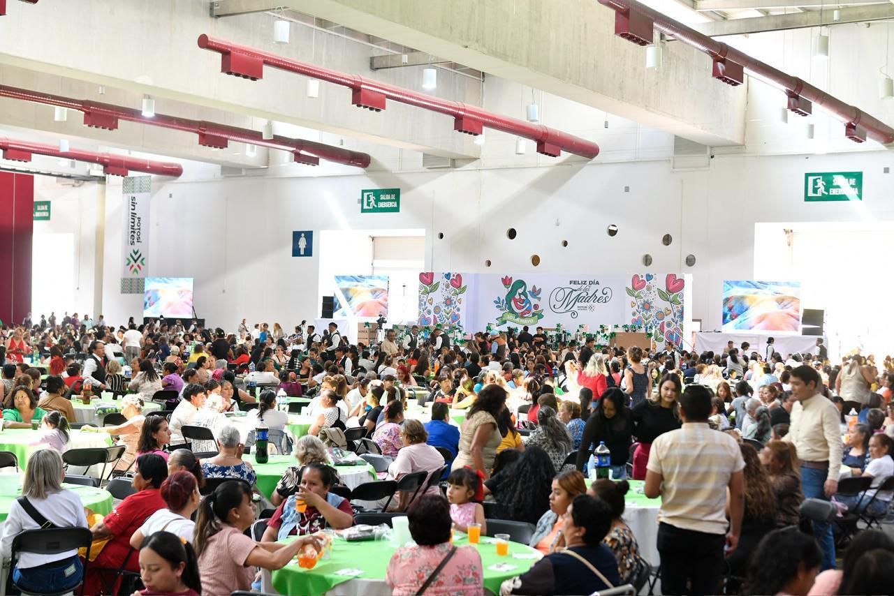 El gobernador destacó programas de salud, vivienda, alimentación y financiamiento dirigidos a mujeres, durante una celebración por el Día de las Madres en la capital potosina.