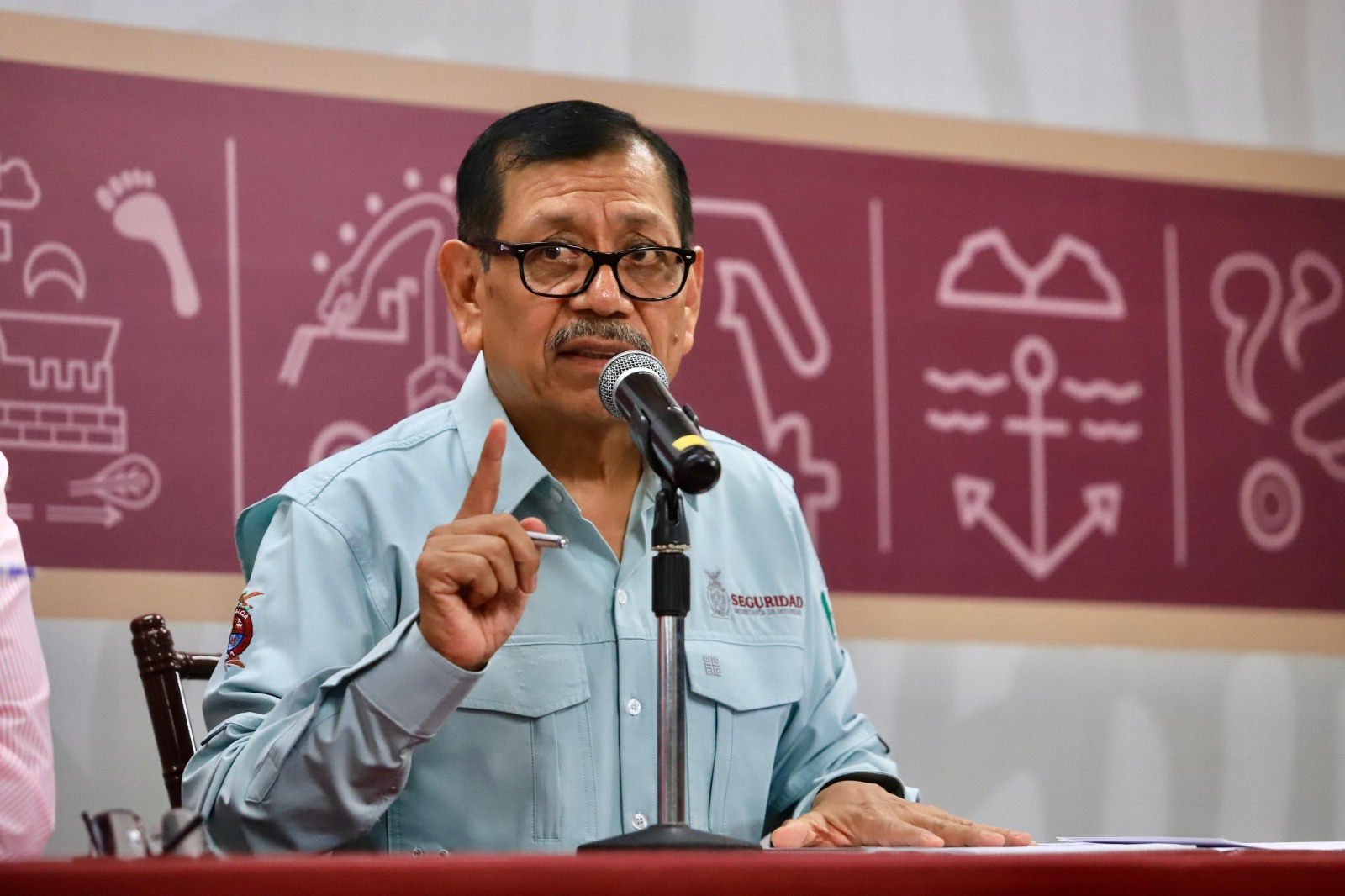 Gerardo Mérida Sánchez, ex secretario de Seguridad Pública de Sinaloa, fue detenido en Arizona y enfrenta acusaciones en Estados Unidos por presuntamente recibir sobornos del Cártel de Sinaloa a cambio de protección e información sobre operativos contra laboratorios clandestinos.