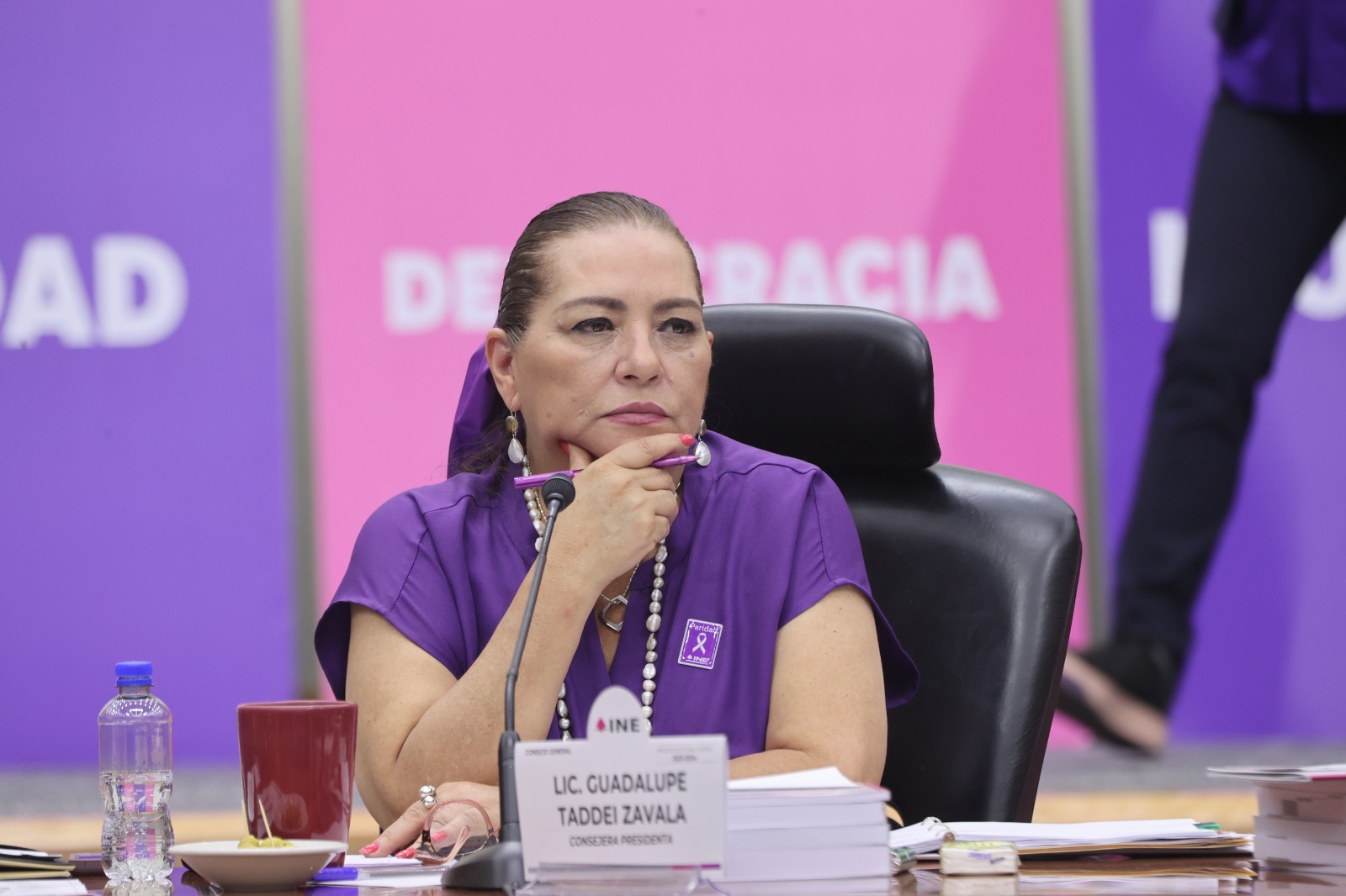 La presidenta afirmó que el INE no tendría facultades para decidir sobre candidaturas y sólo fungiría como enlace con autoridades de investigación y justicia.