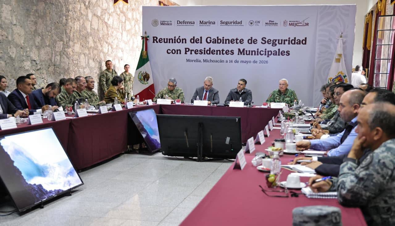 El secretario de Seguridad federal sostuvo un encuentro privado con autoridades estatales, alcaldes y mandos de Marina y Defensa para reforzar la estrategia contra grupos criminales que operan en la entidad.