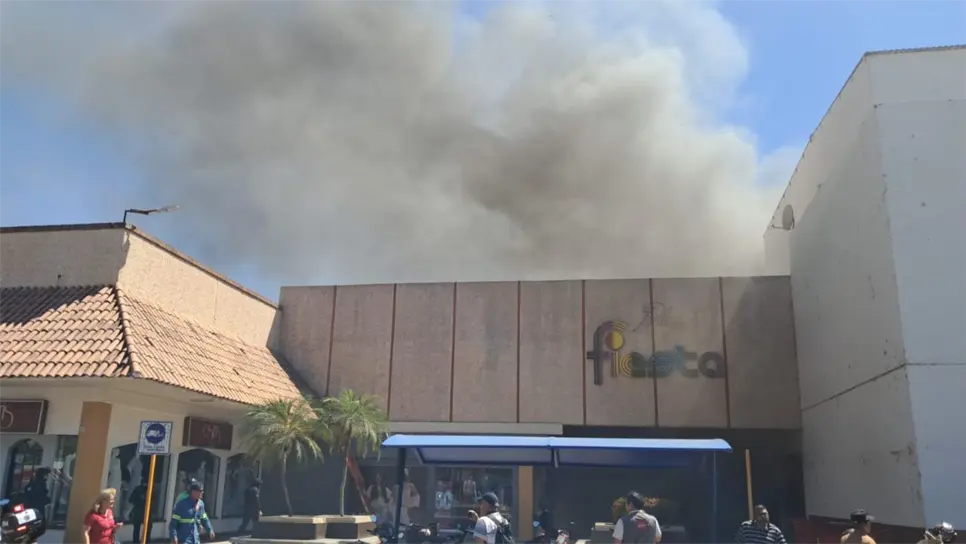 El incendio consumió parte de Plaza Fiesta Las Palmas, dejó decenas de intoxicados y movilizó a cuerpos de emergencia durante más de seis horas en el norte de Sinaloa.