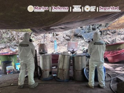 Fuerzas federales aseguraron más de una tonelada de metanfetamina, además de miles de litros de precursores químicos y sustancias utilizadas para la elaboración de drogas sintéticas.
