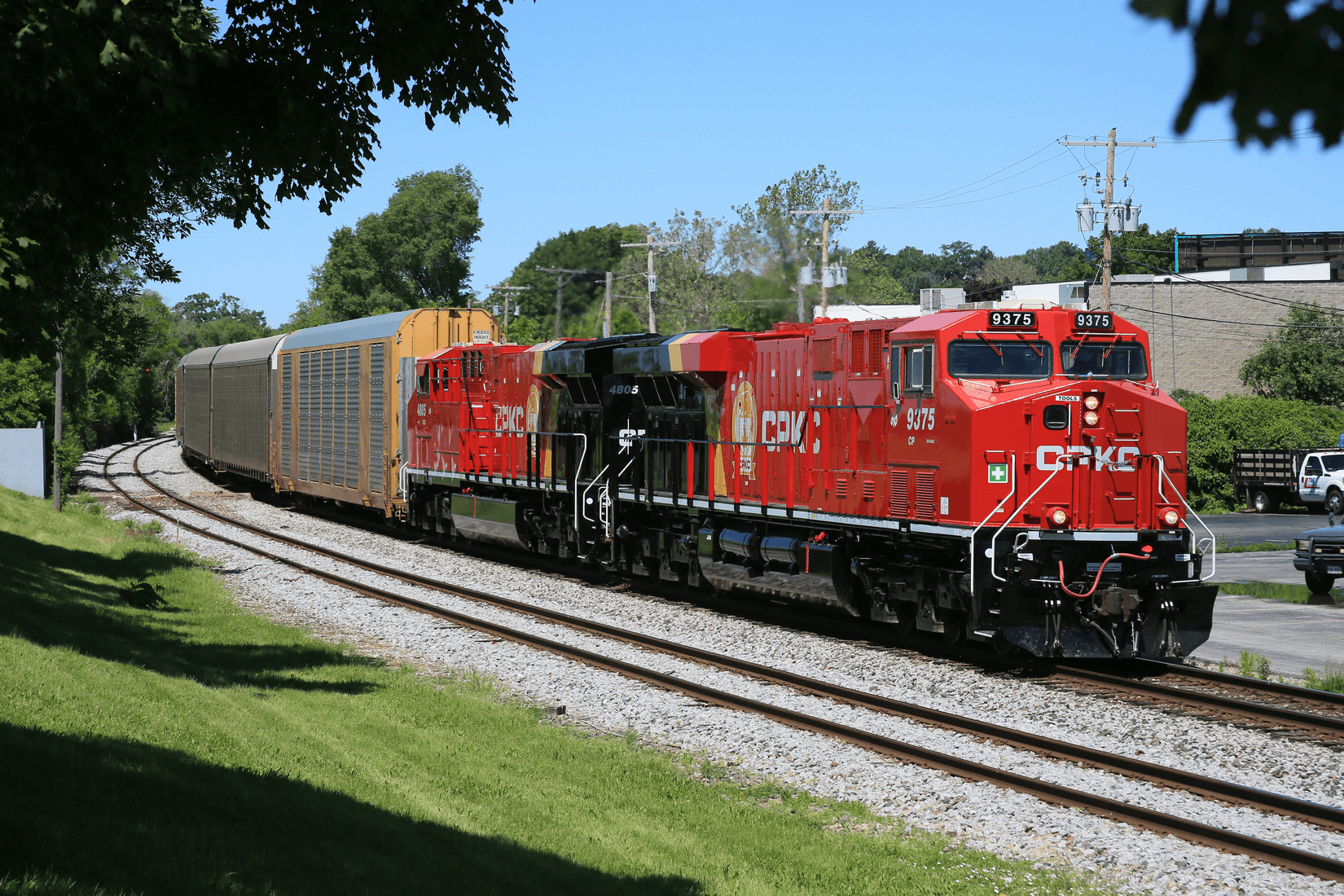 La ferroviaria canadiense acusa violaciones a acuerdos comerciales y cuestiona cambios en concesiones ligadas a trenes de pasajeros.