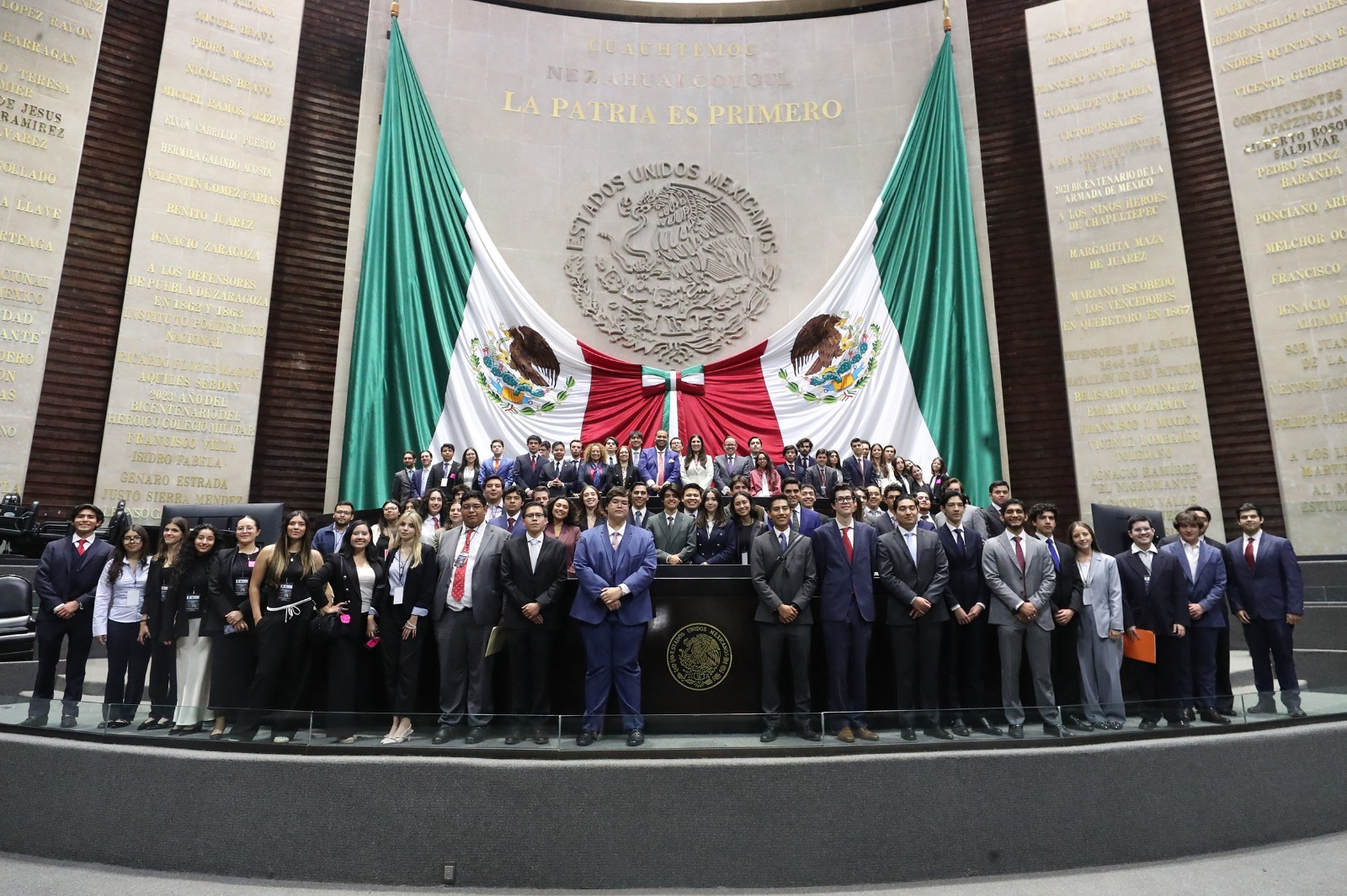 La presidenta de la Cámara de Diputados afirmó que el servicio público debe entenderse como una oportunidad para ayudar a la población; estudiantes de la Universidad Panamericana debatieron reformas sobre nepotismo electoral y reducción de la jornada laboral