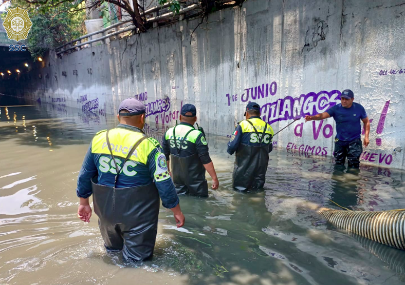 Las precipitaciones provocaron inundaciones, caos vial y afectaciones en el transporte público; autoridades activaron alertas en las 16 alcaldías y llamaron a extremar precauciones.