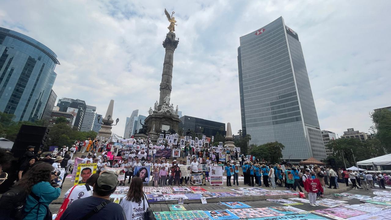 Miles de mujeres y familiares de personas desaparecidas avanzaron este 10 de mayo hacia el Ángel de la Independencia con fotografías, cruces y consignas para exigir justicia y visibilizar la crisis de desapariciones en México.