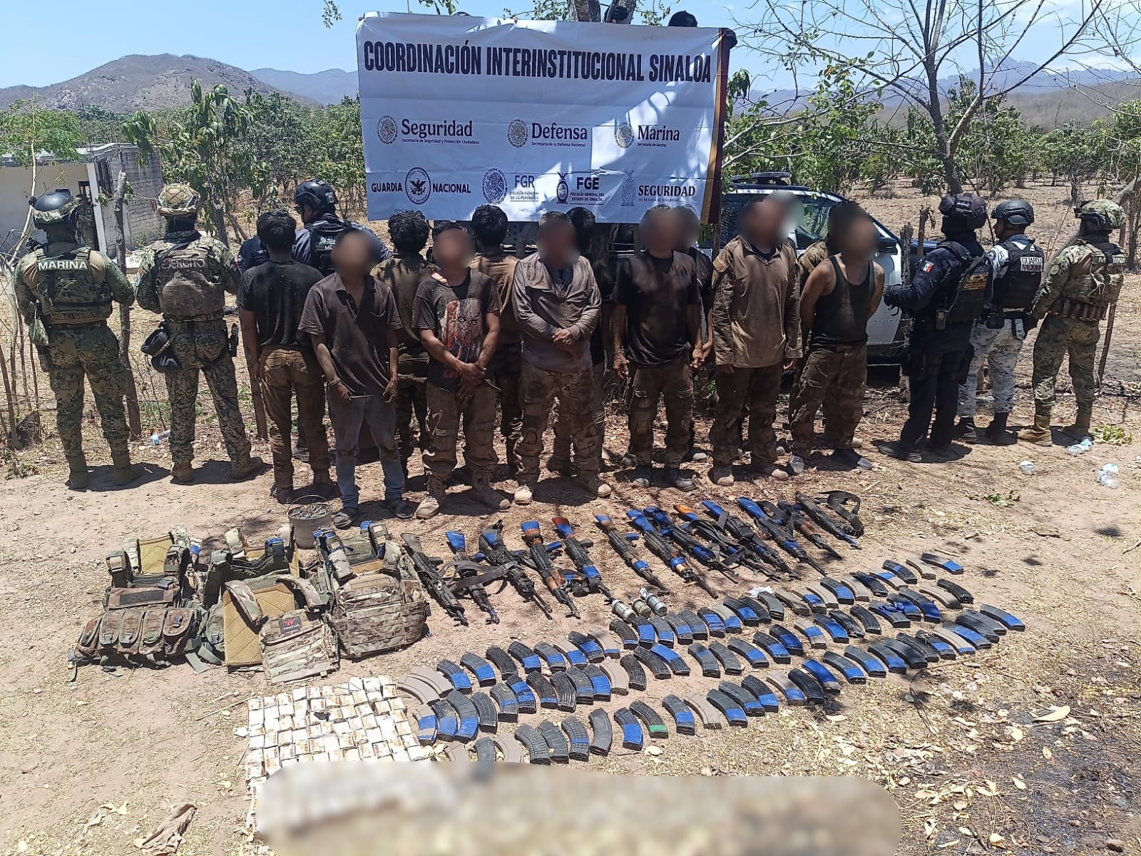 Durante un operativo conjunto en la autopista Tepic-Mazatlán fueron aseguradas armas largas, cartuchos, cargadores y artefactos explosivos improvisados.