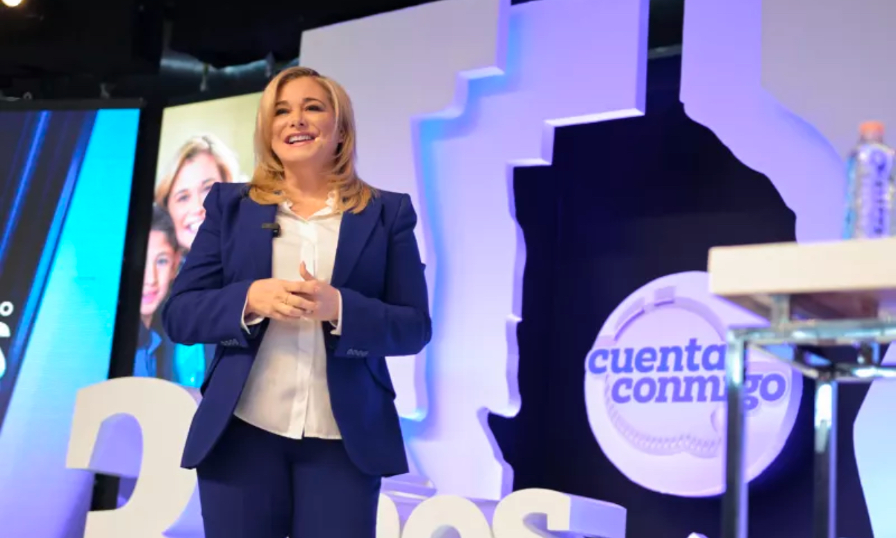 La presidenta afirmó que las investigaciones en Chihuahua obedecen a posibles violaciones a la Ley de Seguridad Nacional y no a motivos políticos; además, informó que Clouthier dejó el Instituto de Mexicanos en el Exterior para buscar participar en la contienda electoral de 2027 en Nuevo León.