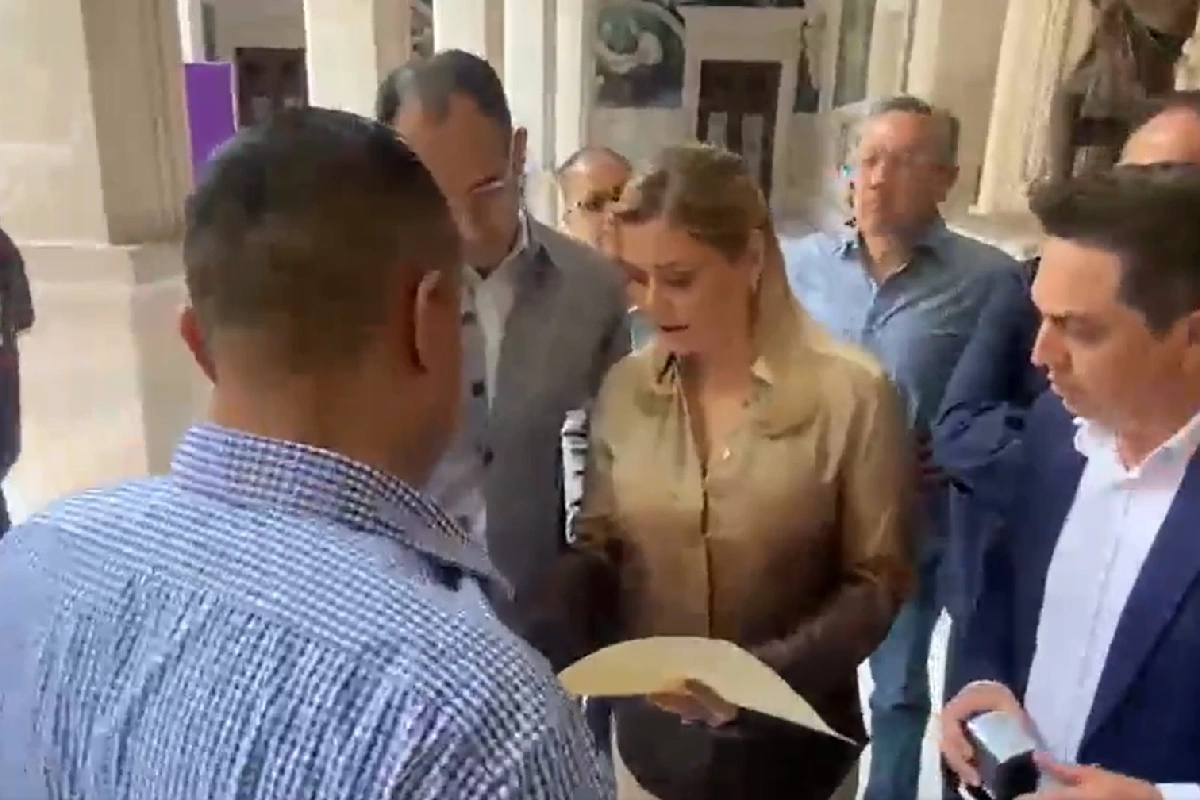 La gobernadora de Chihuahua deberá acudir el 27 de mayo ante la Fiscalía General de la República, en medio de la investigación por la presencia de agentes estadounidenses en un operativo contra un narcolaboratorio en la Sierra Tarahumara.