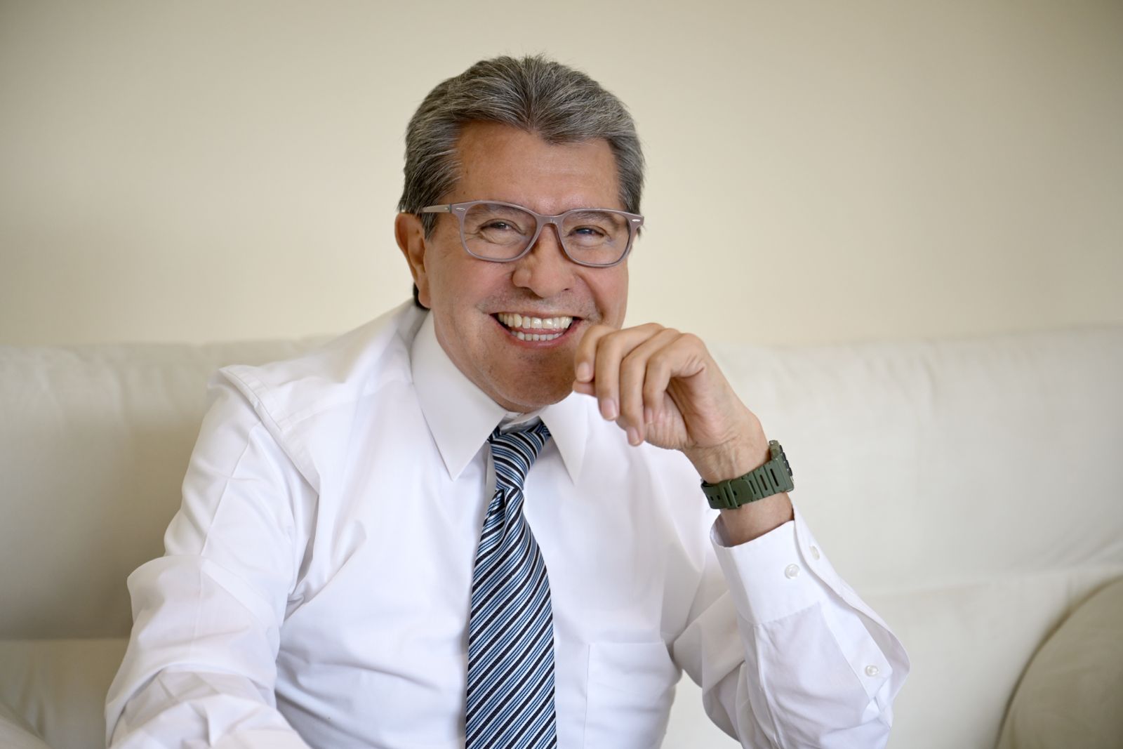 El líder de Morena en San Lázaro presentó una iniciativa para proteger datos financieros conductuales y sostuvo que los procesos contra funcionarios deben apegarse al debido proceso y la Constitución.