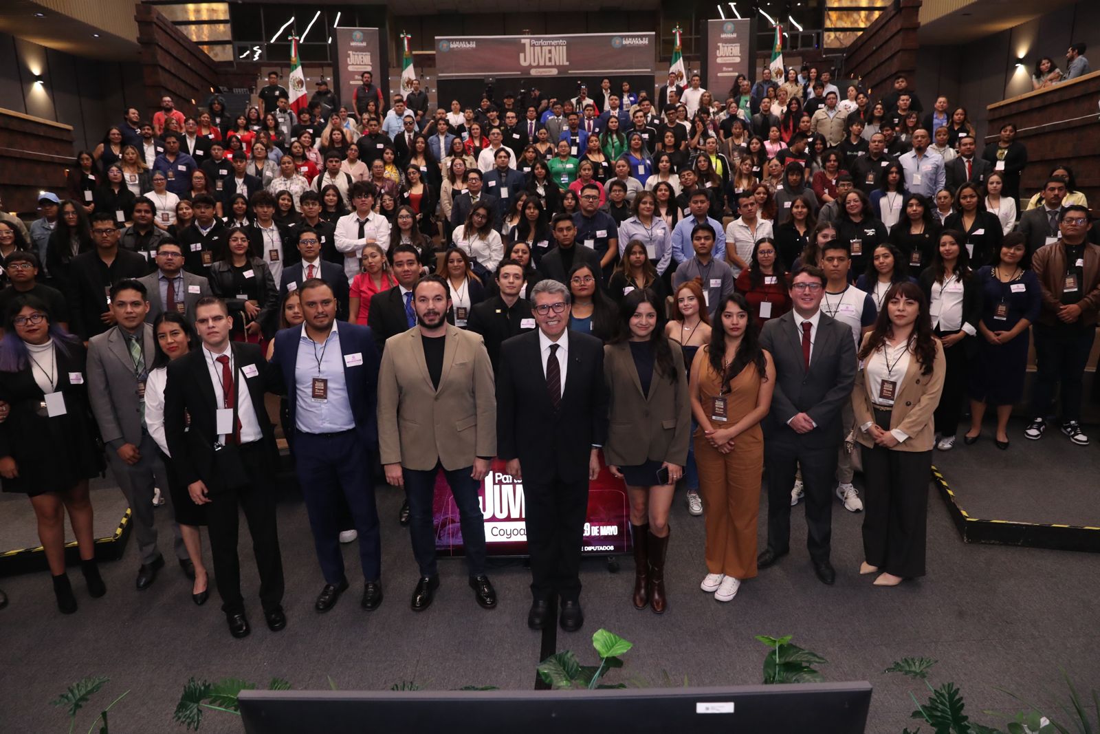 Monreal pide relevo generacional y acerca a jóvenes al Congreso.
