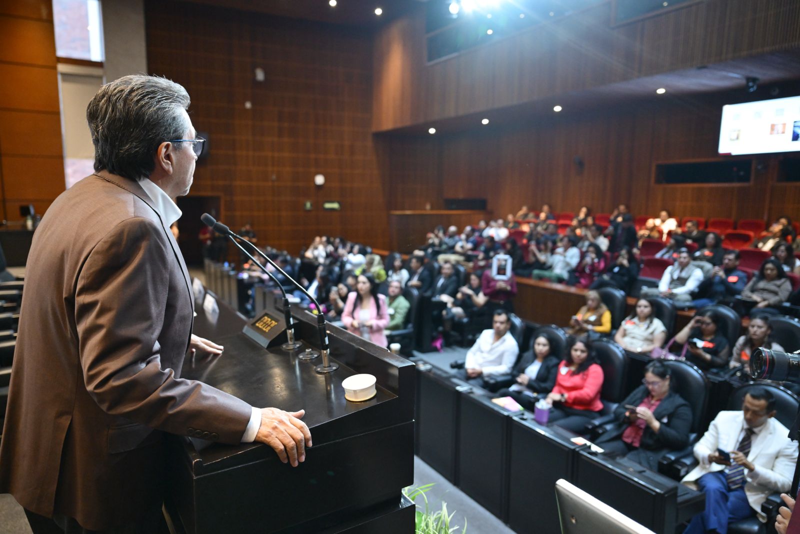 Durante seminario en San Lázaro, el coordinador de Morena destacó la importancia de preservar las raíces culturales y comprender el impacto de la IA en el país.