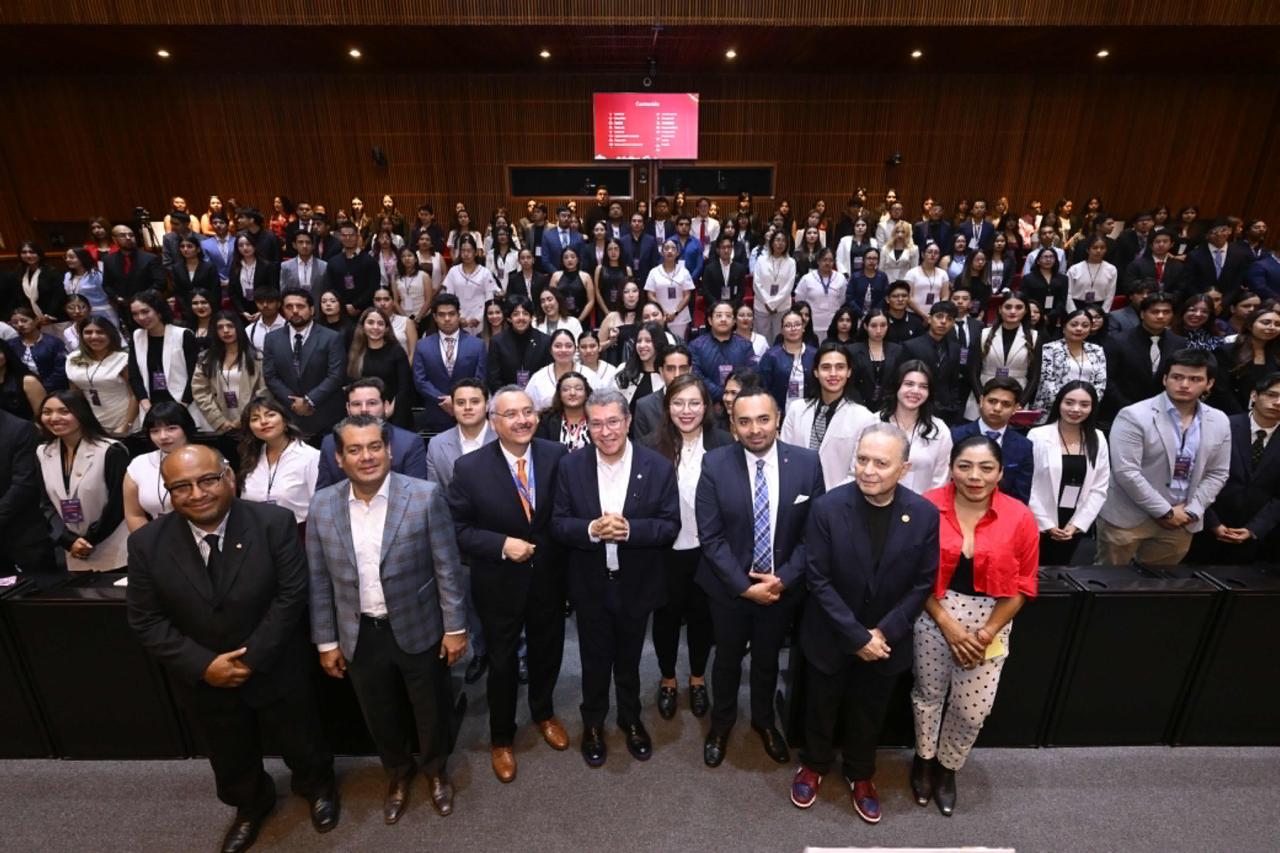 El coordinador de Morena afirmó que las nuevas generaciones deben asumir responsabilidades en la conducción del país y defender principios como la honestidad, la humildad y la perseverancia.