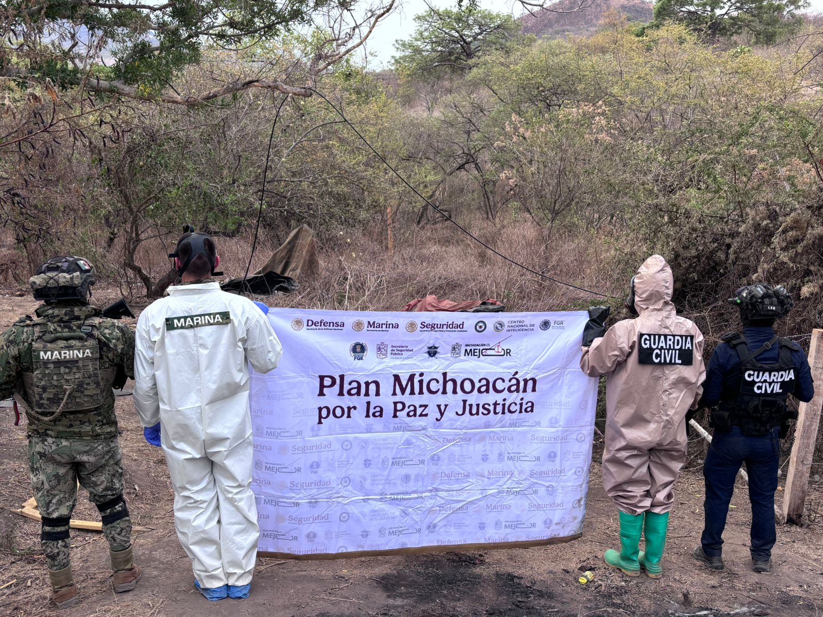 Elementos de la Armada de México y la Guardia Civil aseguraron reactores, destiladoras y equipo presuntamente utilizado para la elaboración de drogas sintéticas.