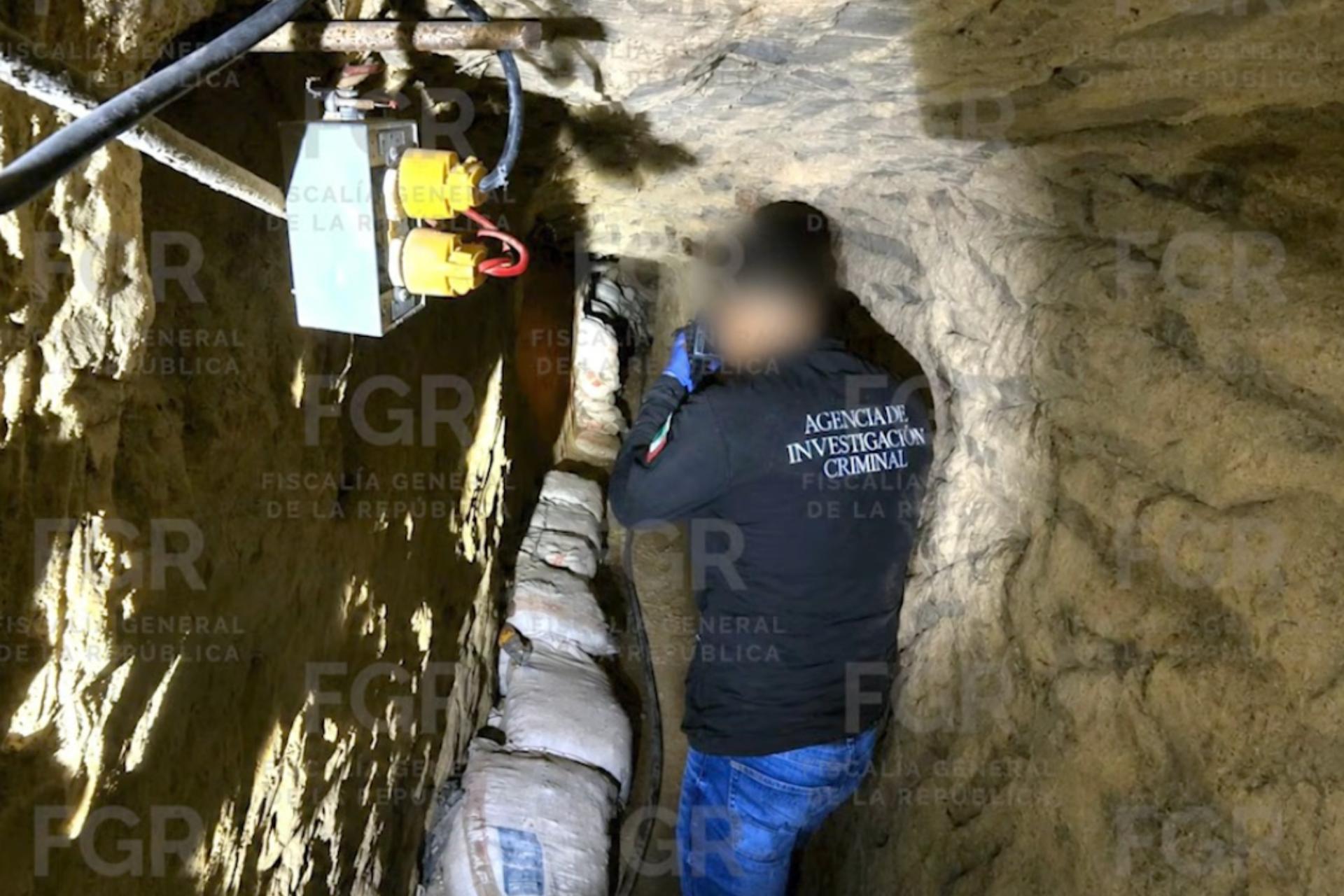 El túnel clandestino conectaba un inmueble en Santa Catarina con un poliducto de Pemex; también fueron asegurados tractocamiones, pipas y equipo de extracción.